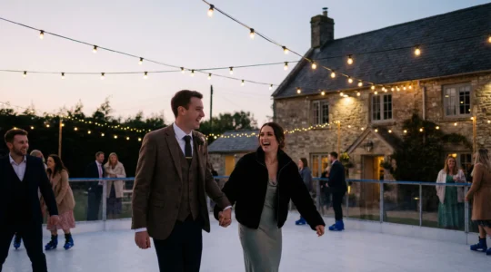 Patinoire synthétique illuminée lors d'une soirée de mariage